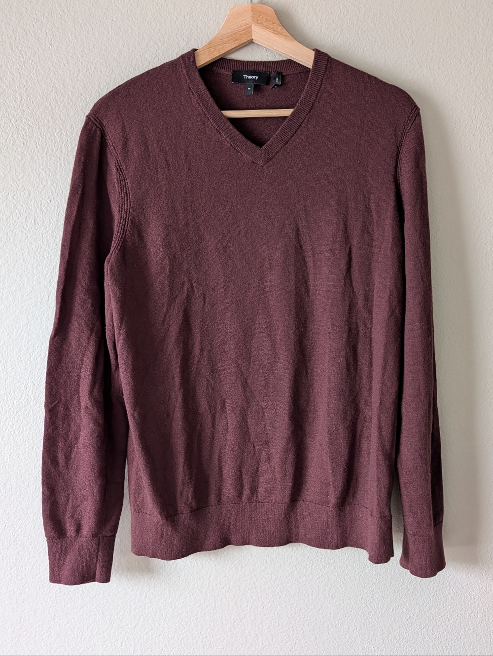 Theory Men’s Merino Wool V-Neck Sweater in Burgundy Size Medium